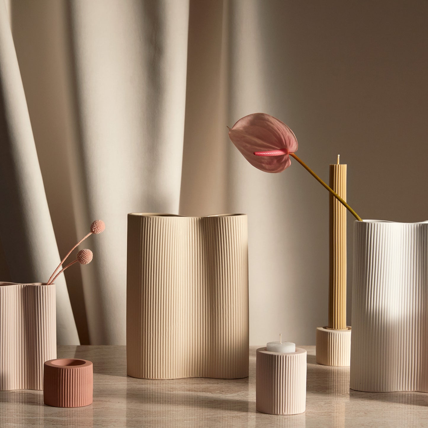 Ribbed Infinity Vase Cream (M)