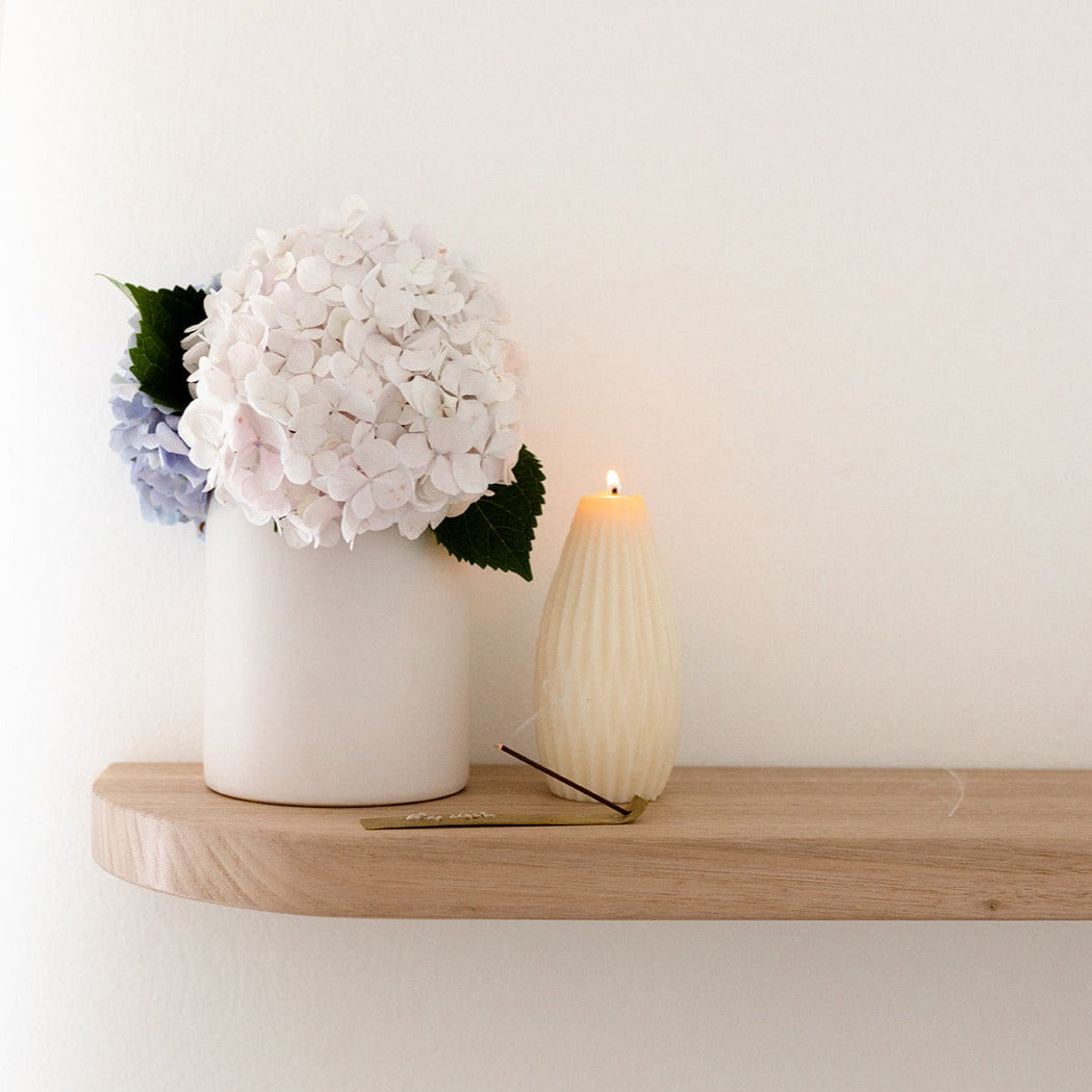 Curved floating shelf