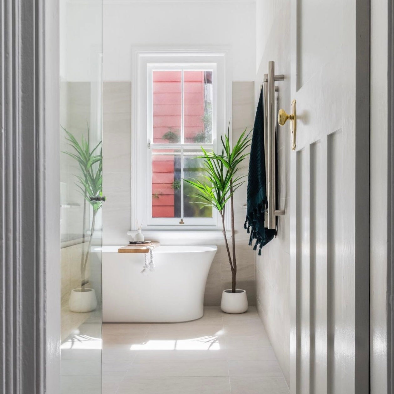 beautiful look of bath caddy and bath tub